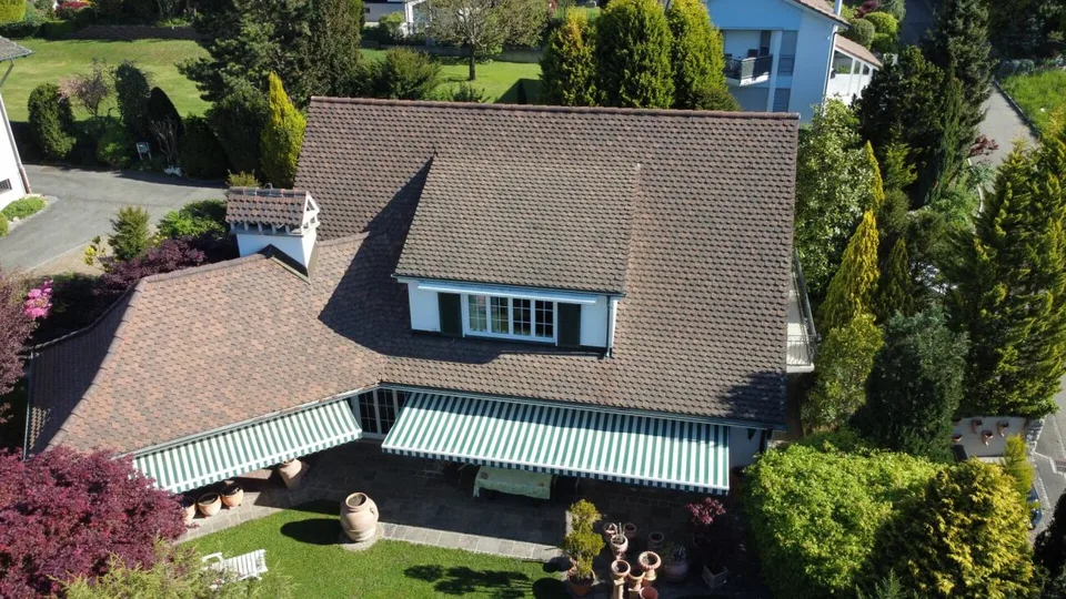 Elegantes 7 1/2 Zimmer-Landhaus mit viel Umschwung und Fernsicht / Unique Country-Style Villa