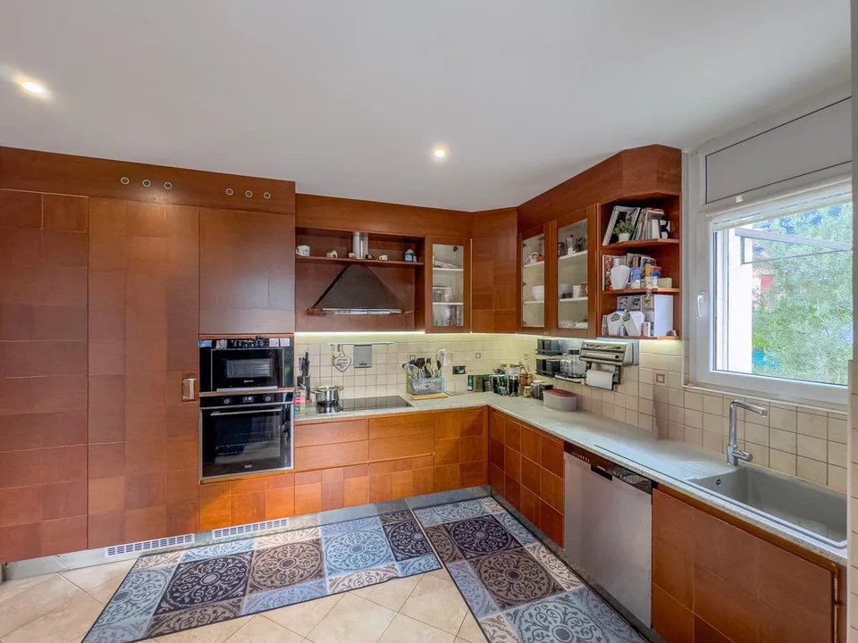 Casa bifamiliare con giardino a Melano