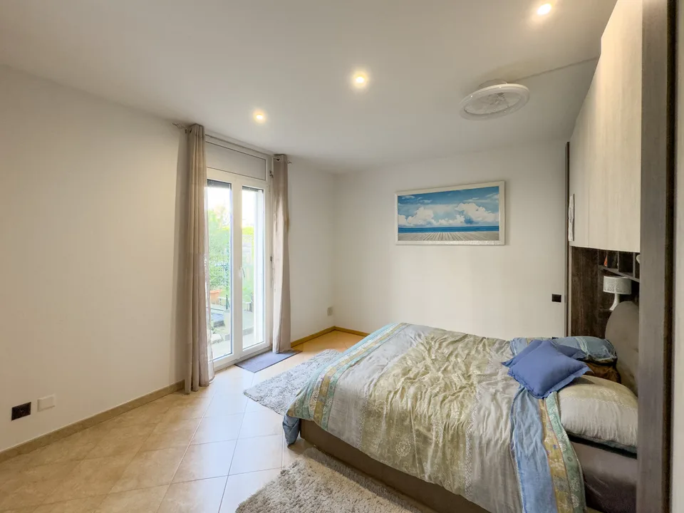 Casa bifamiliare con giardino a Melano