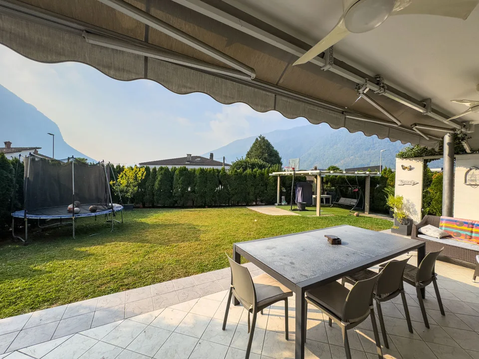 Casa bifamiliare con giardino a Melano