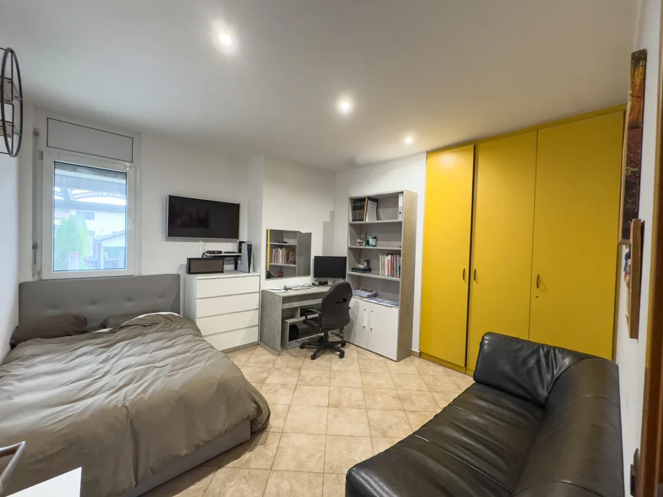Casa bifamiliare con giardino a Melano