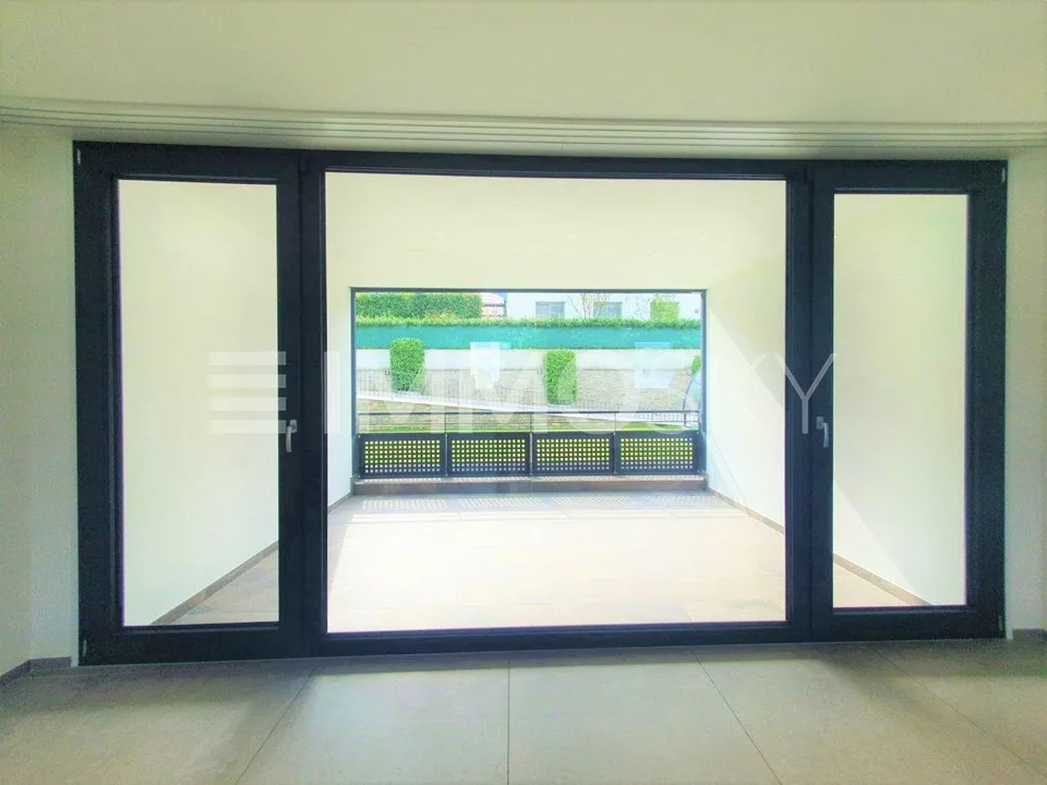 Moderne Einkommensgebäude, hochwertige Ausstattungen, Modernität und Eleganz