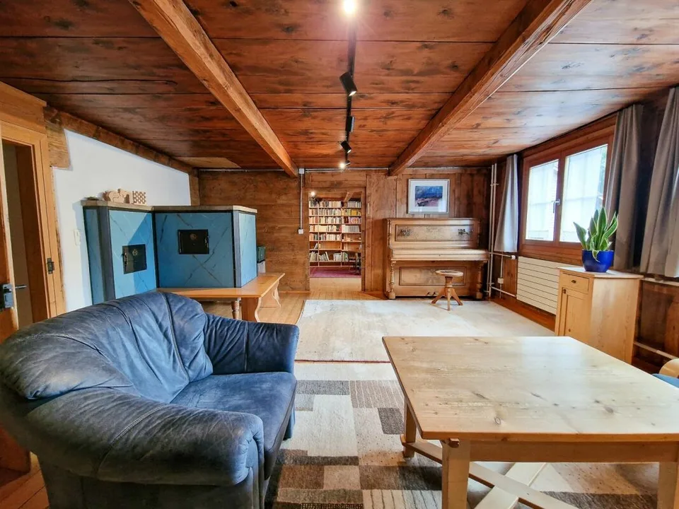 Maison en bois familiale avec beaucoup d'espace, de charme et d'énergie durable