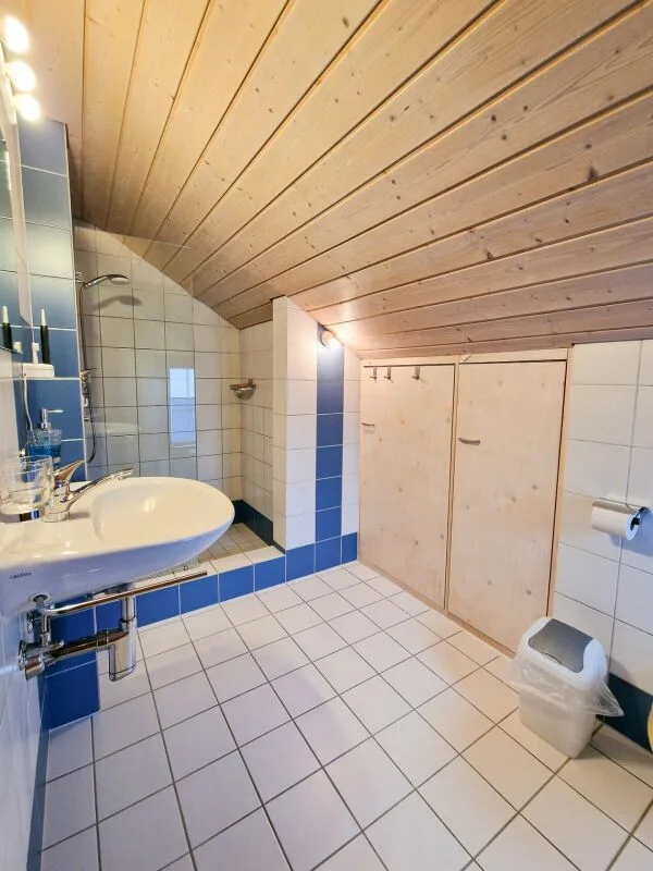 Familienfreundliches Holzhaus mit viel Platz, Charme und nachhaltiger Energie – Foto 11 von 13