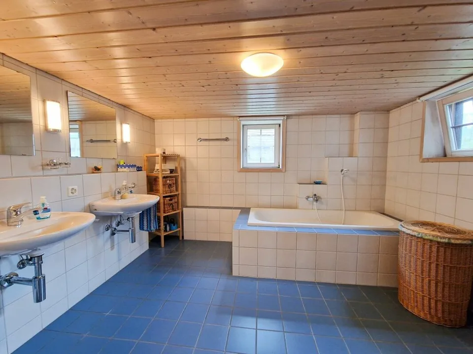 Familienfreundliches Holzhaus mit viel Platz, Charme und nachhaltiger Energie – Foto 7 von 13