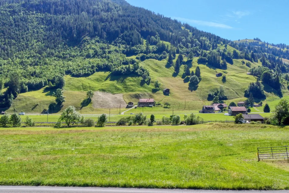 Terreno edificabile con progetto preliminare di casa unifamiliare di 5 stanze nella natura