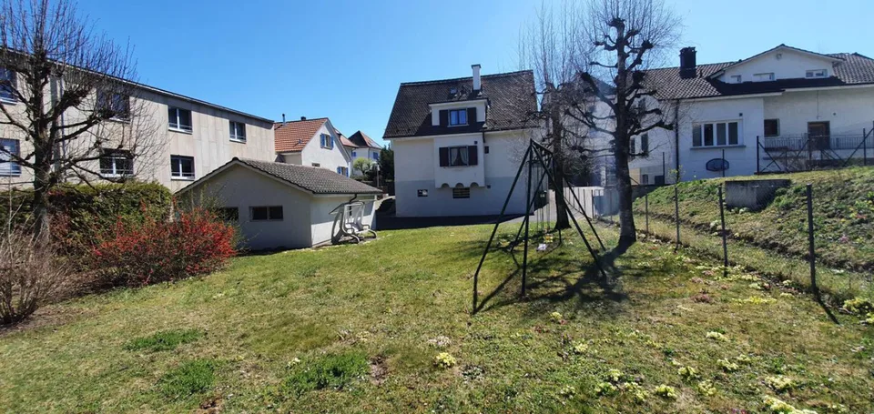 RARE: Baugrundstück mit Einfamilienhaus im Jura-Viertel