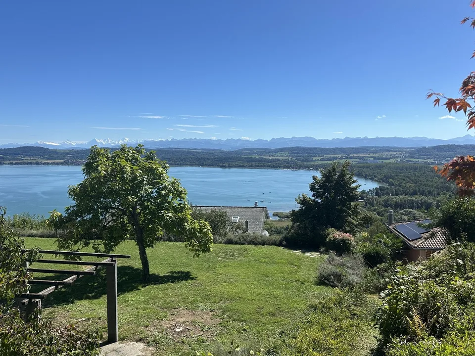 GRUNDSTÜCK MIT EINEM WUNDERBAREN BLICK AUF DEN MORATSEE