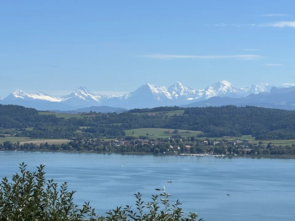 TERRAIN AVEC INCROYABLE VUE SUR LE LAC DE MORAT