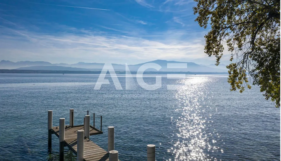 Stupenda villa a picco sull'acqua con pontile privato per ormeggio