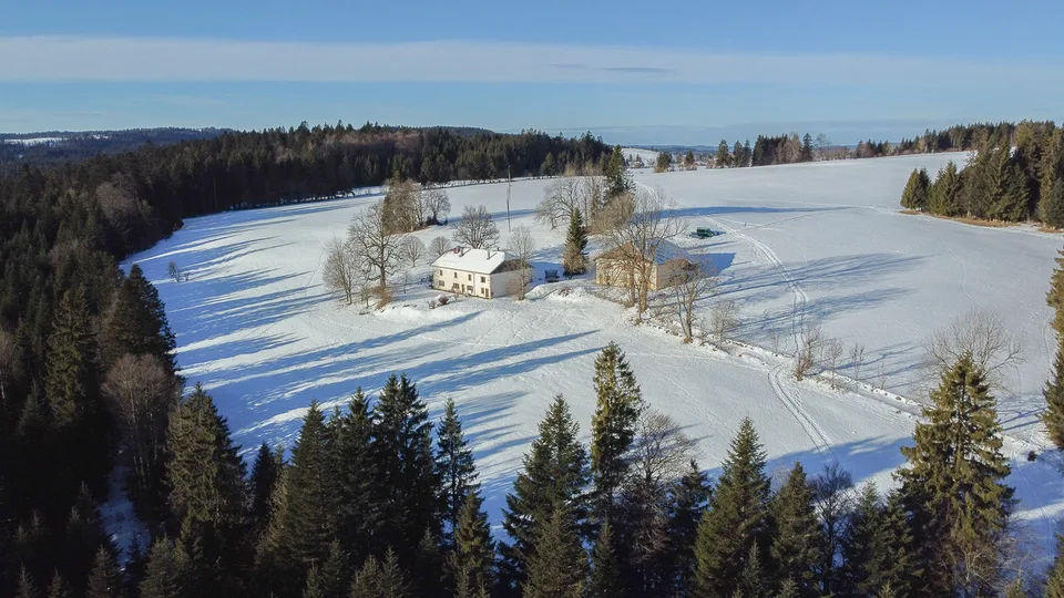 Bâtisse mitoyenne historique sur terrain agricole de 17'197 m2