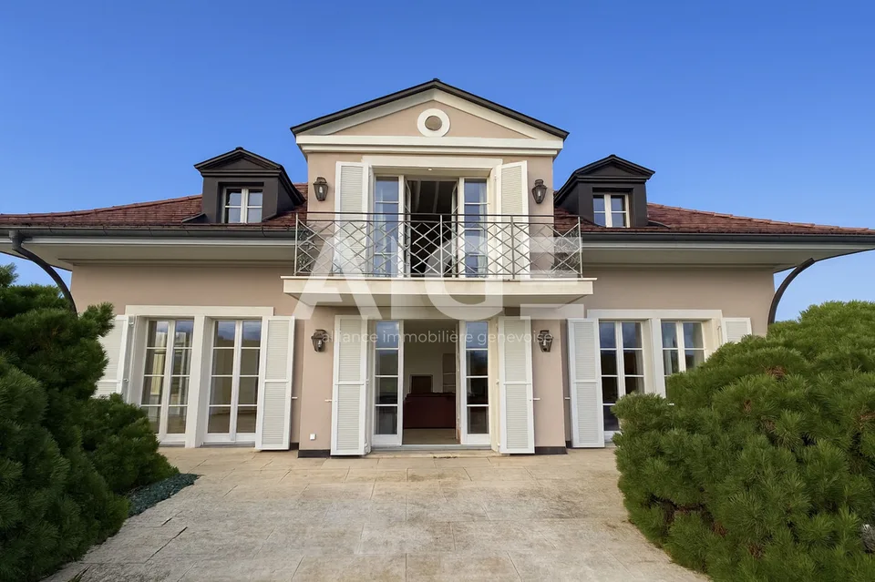 Wunderschöne Villa auf einem 2.600 m² großen Grundstück mit 80 m² Nebengebäude