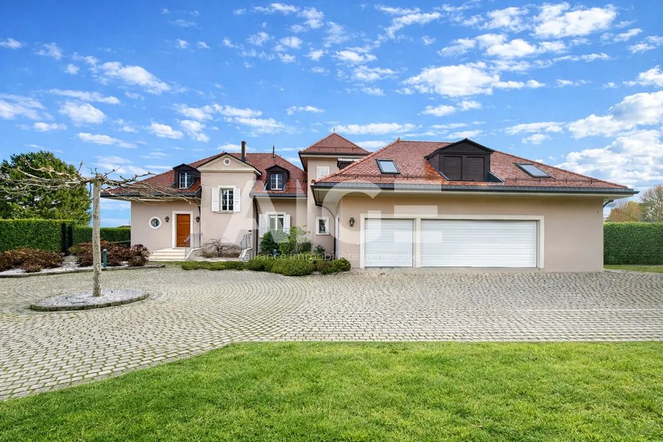 Wunderschöne Villa auf einem 2.600 m² großen Grundstück mit 80 m² Nebengebäude