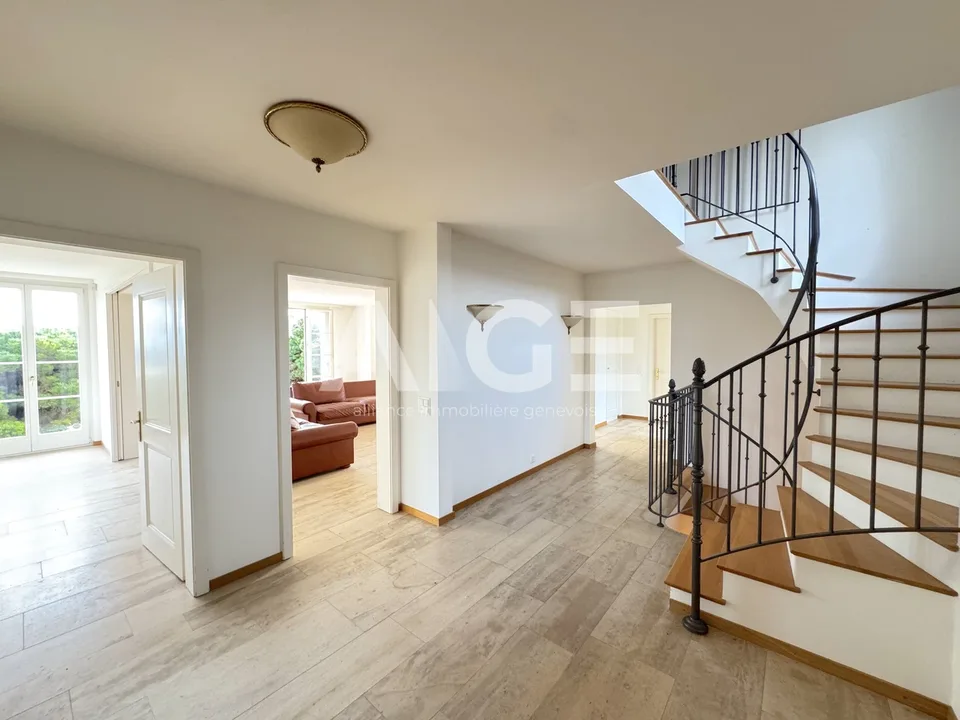 Wunderschöne Villa auf einem 2.600 m² großen Grundstück mit 80 m² Nebengebäude