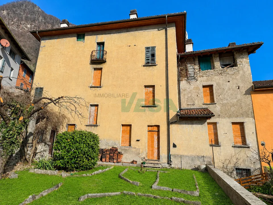 Propriété splendide avec ancien palais, maison rustique et beau jardin