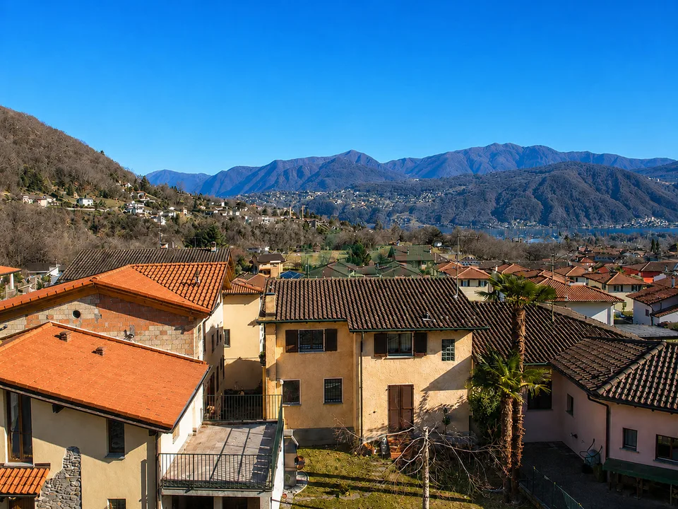 Bel terreno edificabile di 751 m2 ben soleggiato e con vista lago
