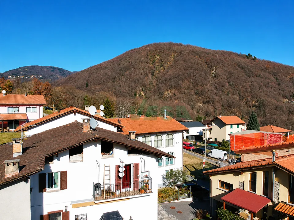 Bel terreno edificabile di 751 m2 ben soleggiato e con vista lago