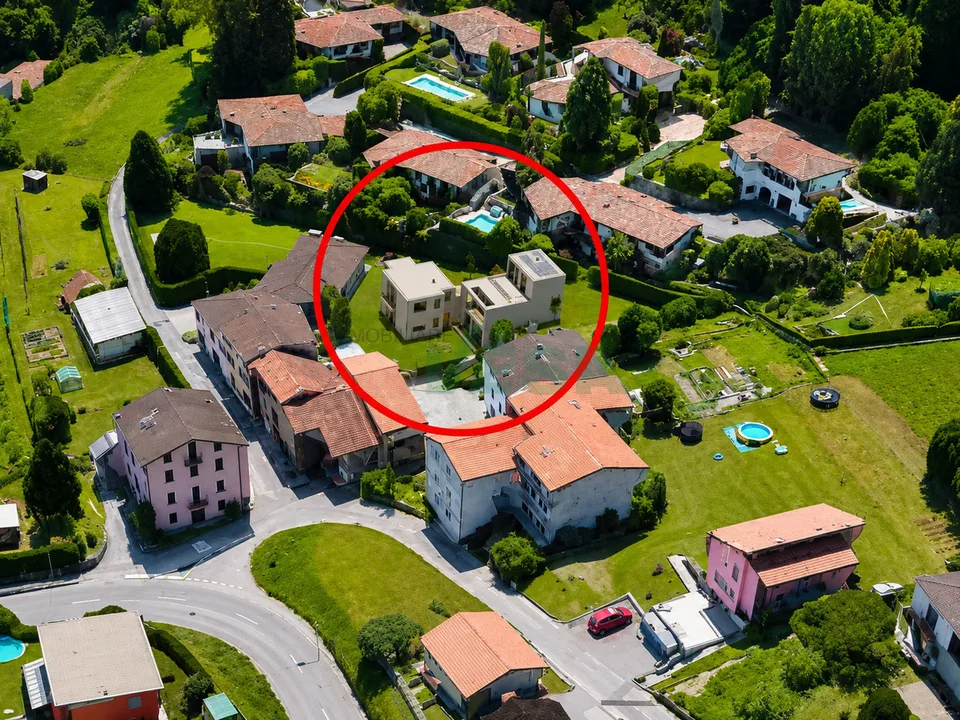 Bel terreno edificabile di 751 m2 ben soleggiato e con vista lago