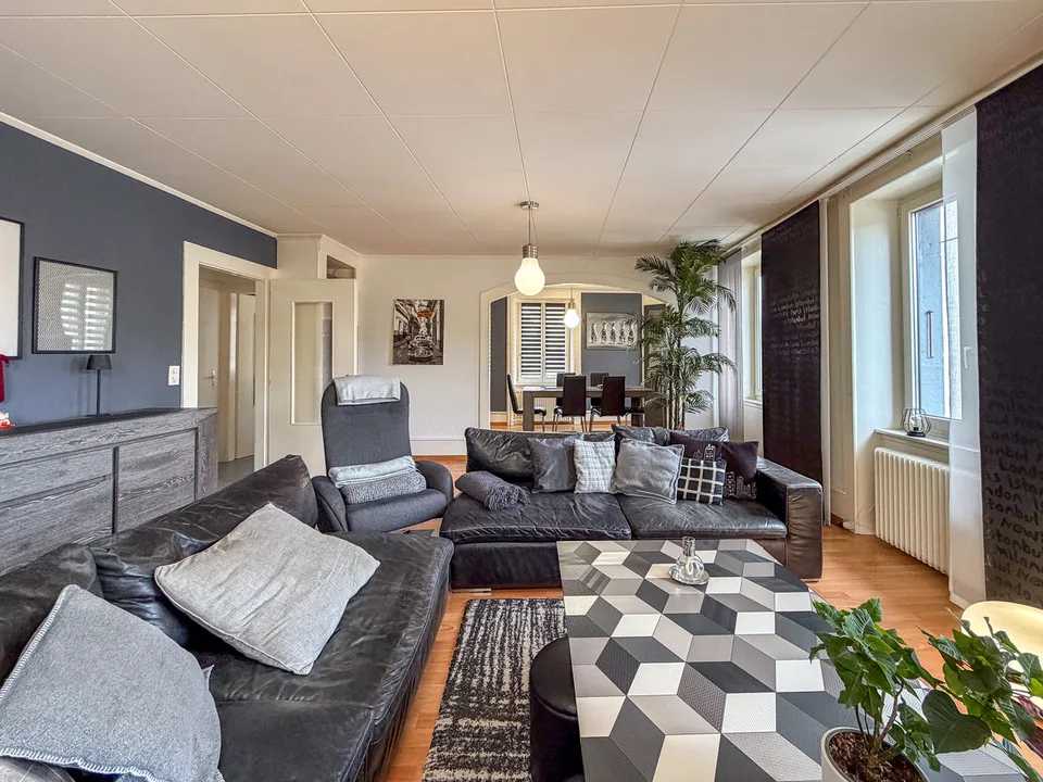 Casa con 2 appartamenti, 1 spazio commerciale e 1 garage a Ste-Croix
