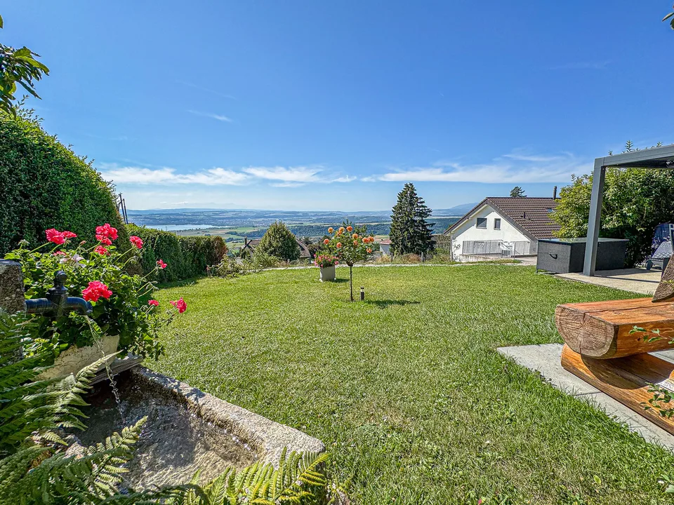 Rental House with 3 Apartments - Magnificent View - Beautiful Garden