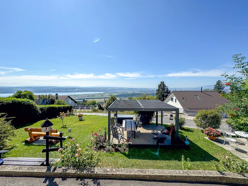 Rental House with 3 Apartments - Magnificent View - Beautiful Garden