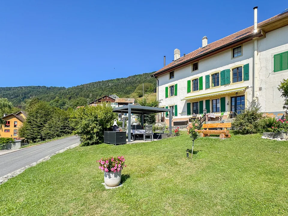 Maison locative de 3 appartements Magnifique vue - beau jardin