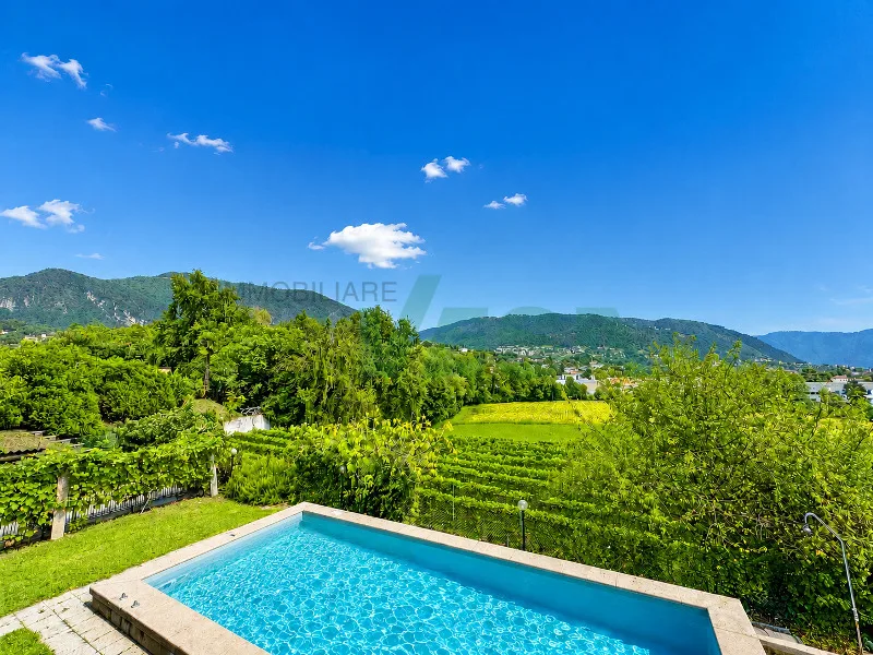 Grande terreno con splendida vista panoramica sui vigneti