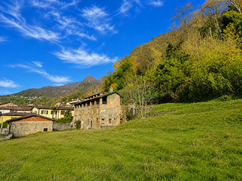 Bel terreno edificabile in splendida posizione tranquilla e soleggiata