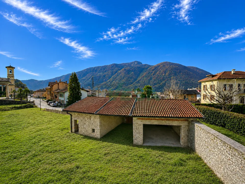Bel terreno edificabile in splendida posizione tranquilla e soleggiata