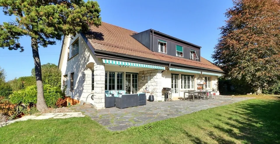 Grande propriété familiale avec piscine située au Mont-sur Lausanne