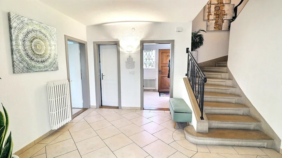 Großes Familienhaus mit Schwimmbad in Mont-sur-Lausanne