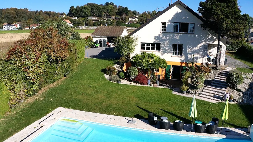Großes Familienhaus mit Schwimmbad in Mont-sur-Lausanne