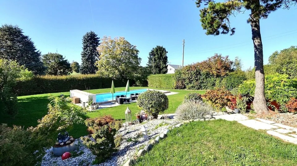 Großes Familienhaus mit Schwimmbad in Mont-sur-Lausanne