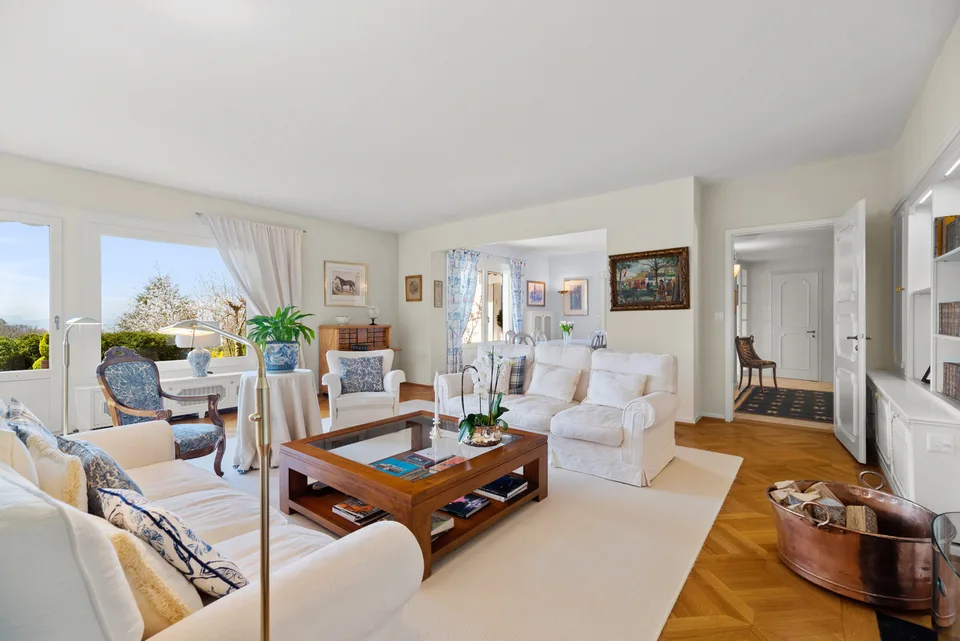 Superba proprietà familiare con piscina e vista a Epalinges