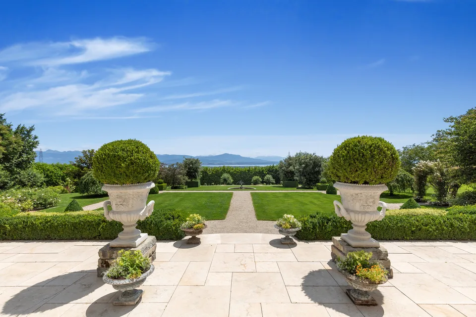 Castello maestoso con vista panoramica sul lago, vicino a Nyon
