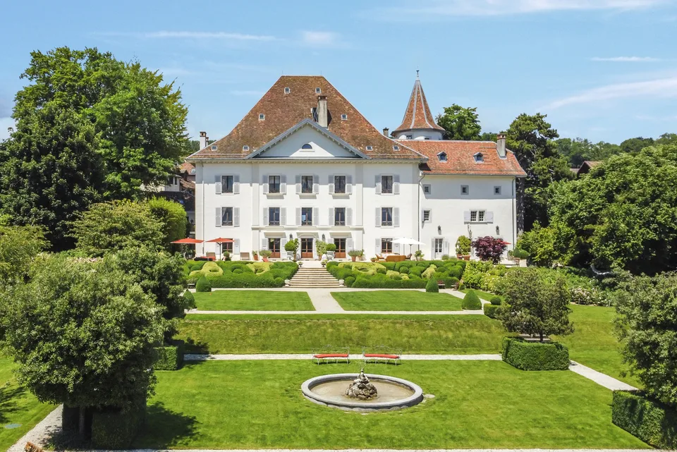 Majestueux château avec vue panoramique sur le lac, proche de Nyon