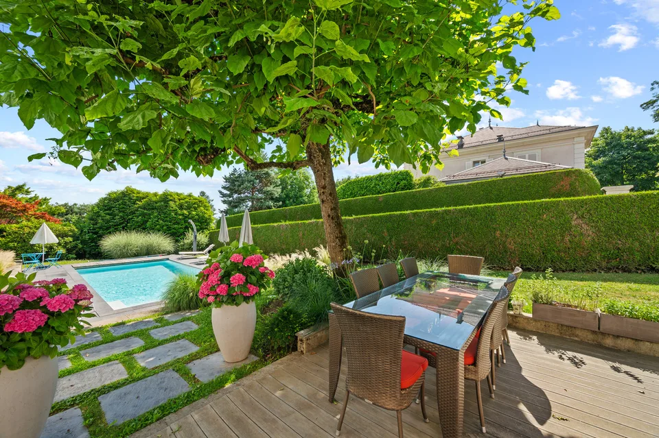 Elegante proprietà con piscina in un contesto verde a Losanna