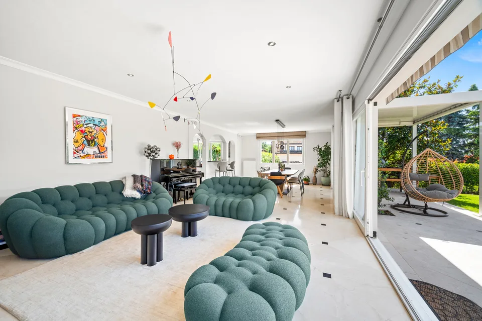 Angenehme Familienvilla mit Pool, Seeblick, linke Seite