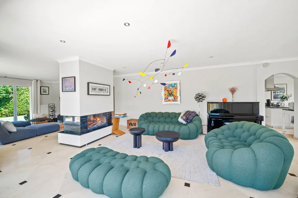 Angenehme Familienvilla mit Pool, Seeblick, linke Seite