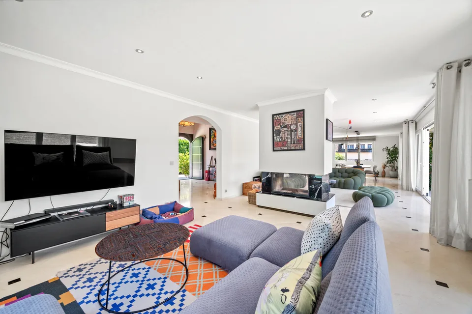Angenehme Familienvilla mit Pool, Seeblick, linke Seite