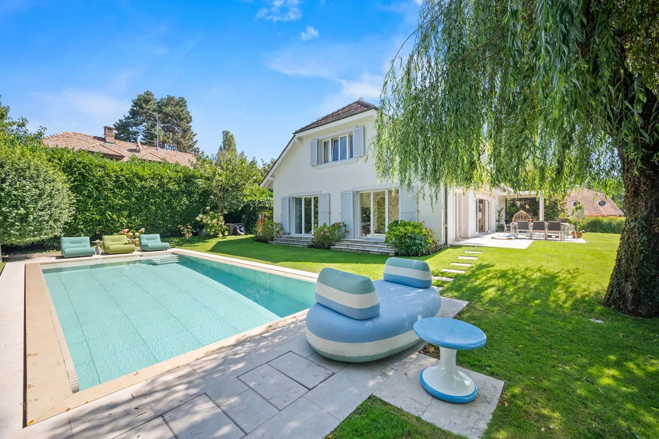 Angenehme Familienvilla mit Pool, Seeblick, linke Seite