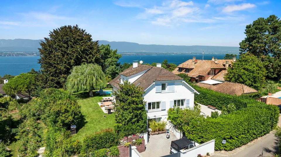 Agréable villa familiale avec piscine, vue lac, rive gauche