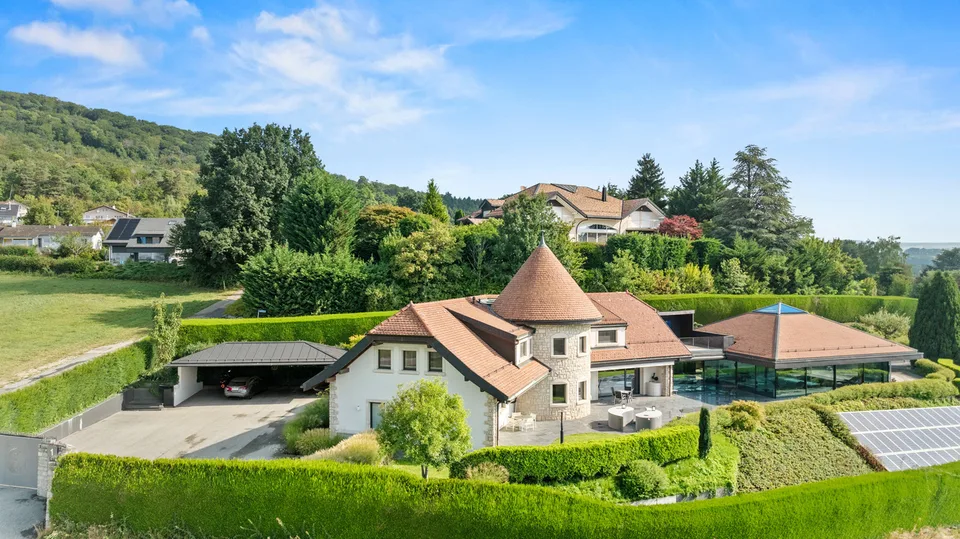 Stupenda proprietà con vista lago e piscina interna a Givrins