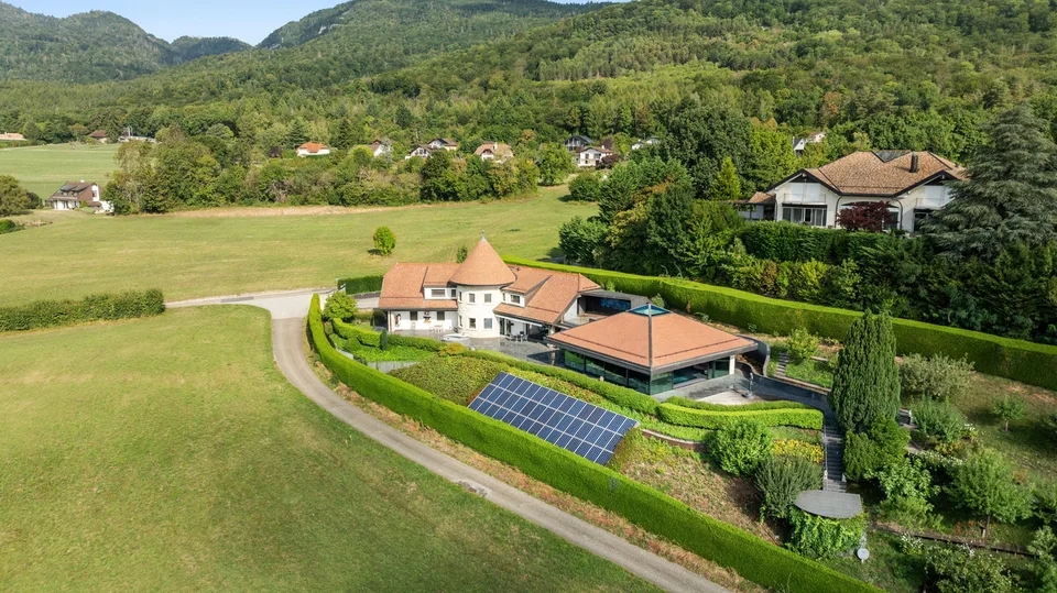 Superbe propriété avec vue lac et piscine intérieure à Givrins