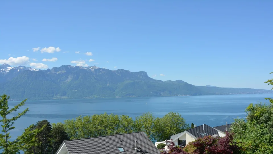 A few steps from Lake Geneva, 3 luxury villas with panoramic views