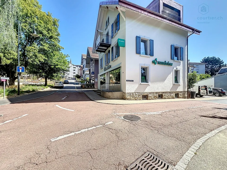 Immeuble rénové 100% loué, hyper-centre, avec salle des coffres-forts à valoriser