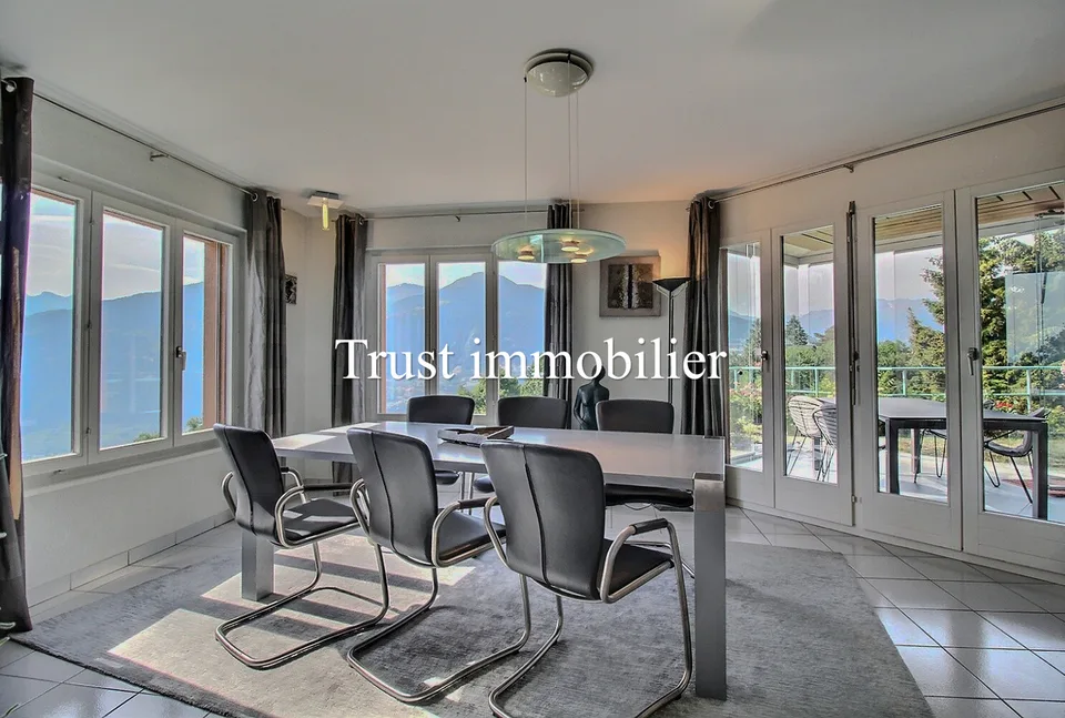 6002. Maison lumineuse avec vue panoramique sur les montagnes