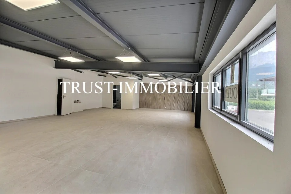 9002M-Saxon-Surface commerciale moderne de 102,6 m²