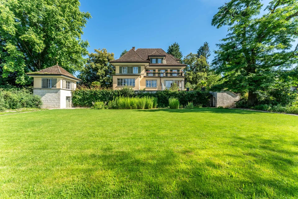 Eine Herrschaftsvilla mit eleganter Architektur