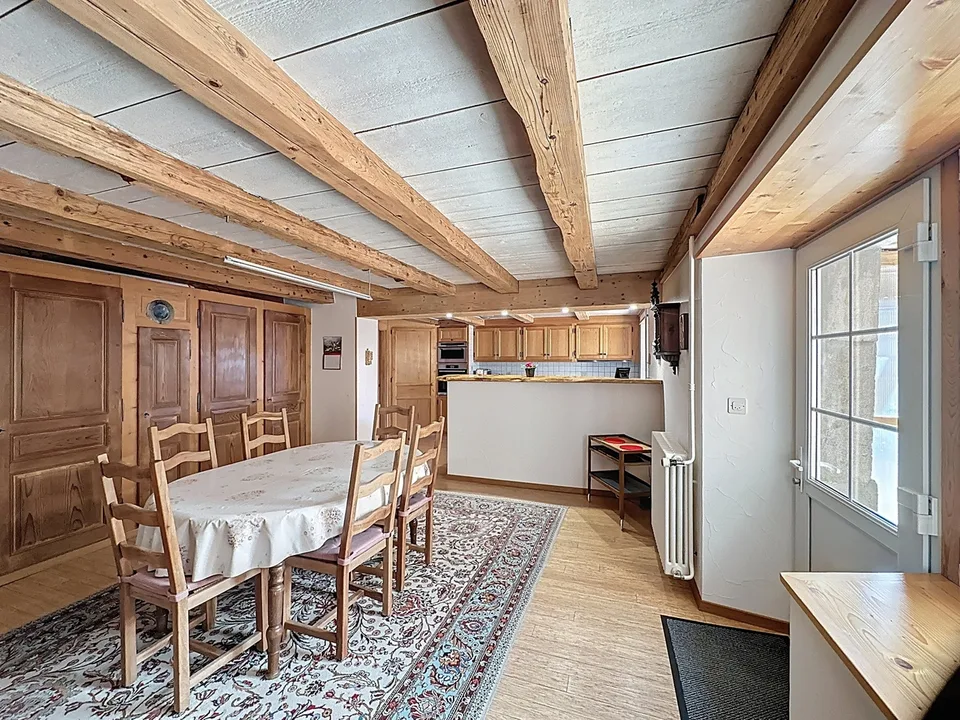 Renoviertes ehemaliges Reihenhaus mit Mieteinnahmen von ca. CHF 52'000.-
